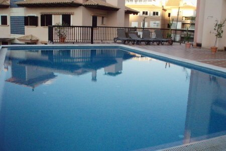 Bonito apartamento con tres dormitorios y piscina en La Bonanova