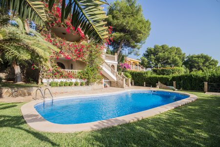 Vacker villa med pool och trädgård i Portals Nous