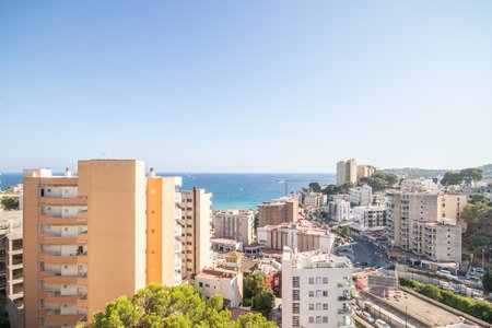 Estudio recientemente renovado con terraza cubierta y fantásticas vistas al mar en Cala Mayor