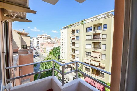 Renoverad rymlig lägenhet i Santa Catalina