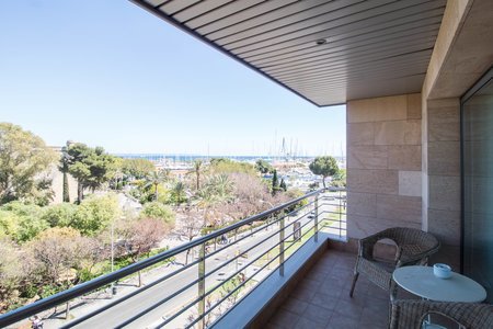 Elegante apartamento con vista al mar con terraza y estacionamiento en Santa Catalina
