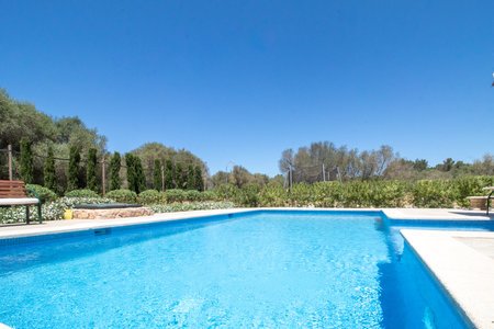 Hermosa villa con gran jardín y piscina en Algaida