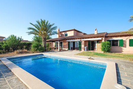 Family house with pool near international schools