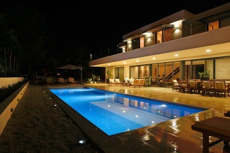 Gran villa moderna cerca de la playa