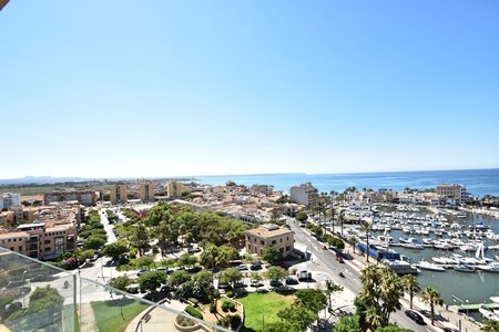 Apartment with spectacular sea views