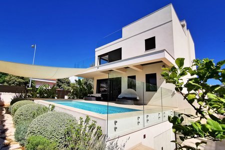Modern sea view villa in Ciudad Jardin
