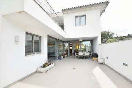 Modern house with terrace in Lloseta