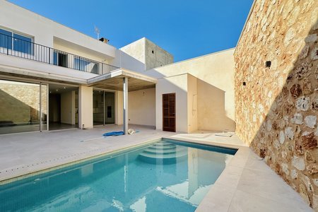 
		
							
		
					Luxurious townhouse with pool in Porreres
		
	