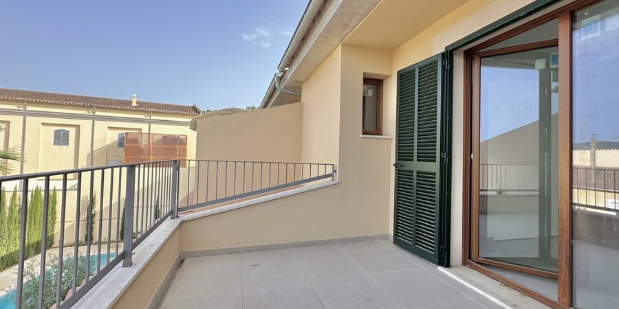 Semi detached house with communal pool in Calvia