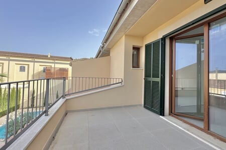 
		
							
		
					Semi detached house with communal pool in Calvia
		
	