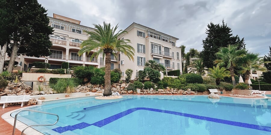 Bright and modern 2 bedroom apartment with terraces and pool