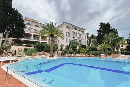 Bright and modern 2 bedroom apartment with terraces and pool