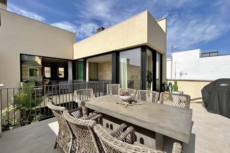 
		
							
		
					Modernt tvåvåningshus med takterrass i El Molinar
		
	