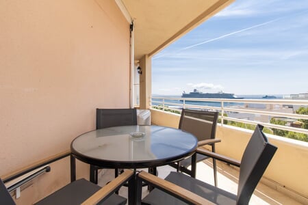 Ljus takvåning med terrass nära Porto Pi