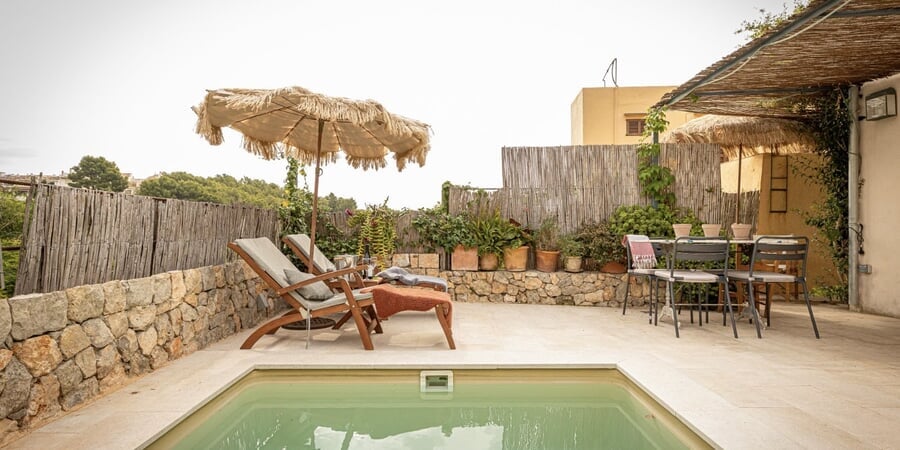 Charming village house with private pool in Genova